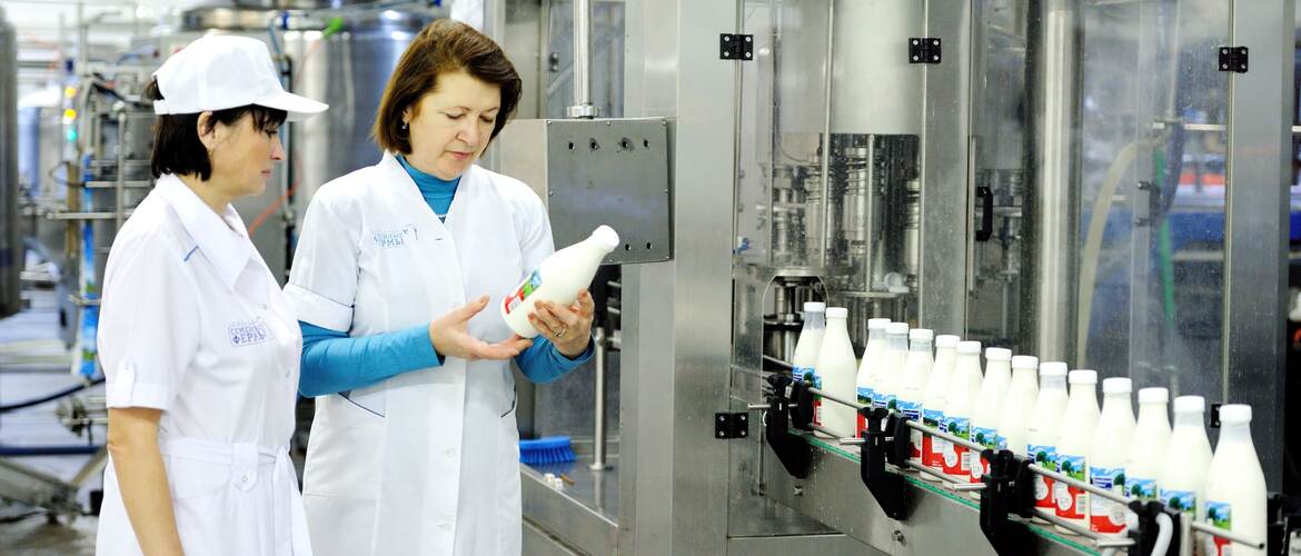Специалисты по сертификации продукции на производстве